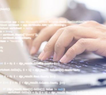 close up computer programmer man hand typing configuration on keyboard at laptop for input coding language to software for fix bug and defect of system in data center room , engineering and technology KI in der Friseurbranche - nur Traum oder schon Wirklichkeit?