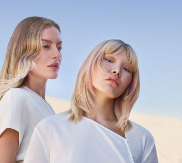 Keune-Color-SS25-GroupShot-1-online-1 Das Bild zeigt zwei blonde Trendfrisuren von Keune Haircosmetics.