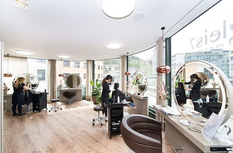Salon mit Aussicht: gleis7 Hair & Style | Baden 1 Salon mit Aussicht: gleis7 Hair & Style | Baden Einen Logenplatz mit Blick aufs Bahnhofsgeschehen verbindet der Salon „gleis7 Hair & Style“ mit einem Wohlfühlambiente und besten Beziehungen zu einem Restaurant.