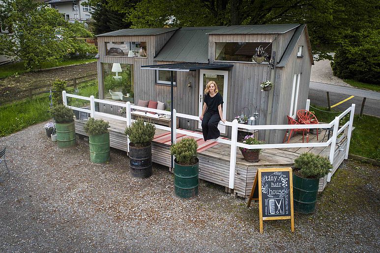 Coiffeurglück auf kleinstem Raum: Tiny Hair House | Finstersee/ZG 1 Coiffeurglück auf kleinstem Raum: Tiny Hair House | Finstersee/ZG Christine Lütolf hat ihren 100-Quadratmeter-Salon gegen ein „Tiny Hair House“ eingetauscht und damit ihre persönliche Erfolgsformel gefunden.