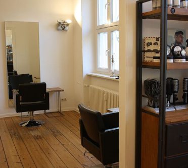 csm_Kluge_Junx_Schneideplatz_3_Foto_Svenja_Bontjes_fuer_Paul_Mitchell_7fb2bab2e0