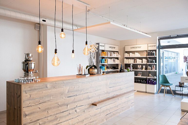 Neubeginn nach Überschwemmung: Coiffure Hairline | Einsiedeln 1 Neubeginn nach Überschwemmung: Coiffure Hairline | Einsiedeln Eine Flutkatastrophe verwandelte den brandneuen Salon von Laura Kälin und Manuela Oechslin in einen Totalschaden. Inzwischen hat sich alles zum Guten gewendet.