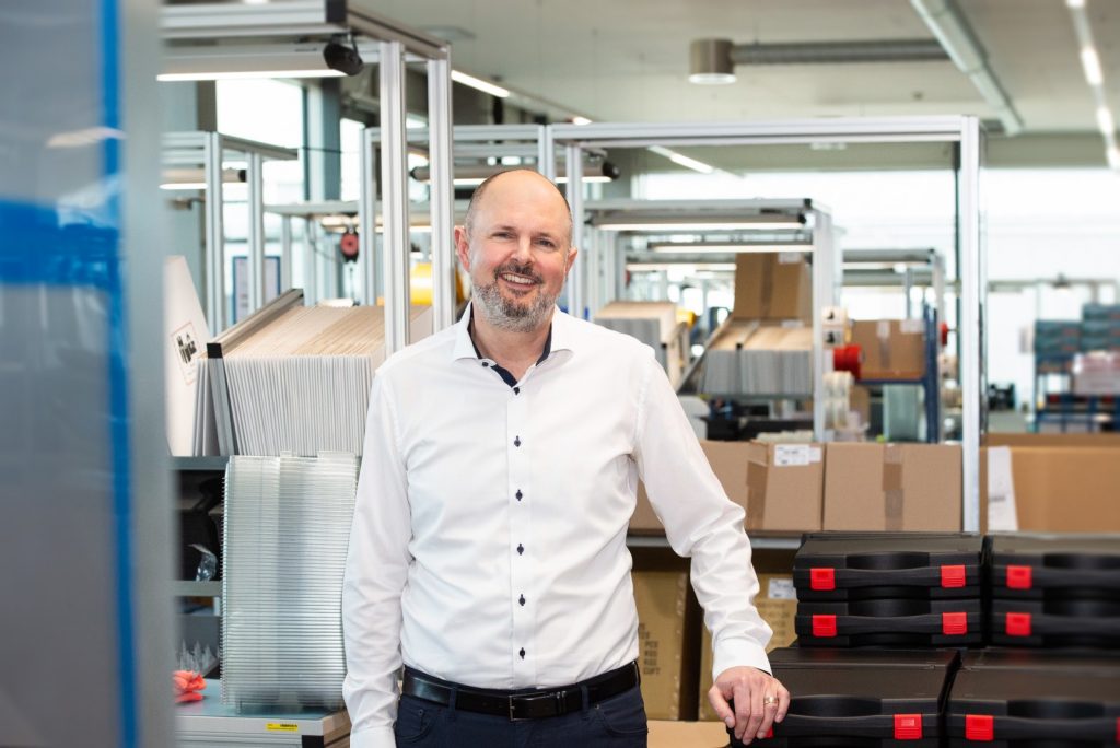 Haarschneidemaschinen: Präzision aus Herzogenbuchsee Mit haarigen Herausforderungen kennt sich die Heiniger AG aus. Seit 2023 bietet das weltweit tätige Familienunternehmen mit seiner „Intergalactic Collection“ auch eine Profi-Serie von Haarschneidemaschinen für Barber und Coiffeure an. Selbstverständlich „made in Switzerland“!