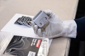 Haarschneidemaschinen: Präzision aus Herzogenbuchsee Mit haarigen Herausforderungen kennt sich die Heiniger AG aus. Seit 2023 bietet das weltweit tätige Familienunternehmen mit seiner „Intergalactic Collection“ auch eine Profi-Serie von Haarschneidemaschinen für Barber und Coiffeure an. Selbstverständlich „made in Switzerland“!