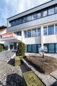 Haarschneidemaschinen: Präzision aus Herzogenbuchsee Mit haarigen Herausforderungen kennt sich die Heiniger AG aus. Seit 2023 bietet das weltweit tätige Familienunternehmen mit seiner „Intergalactic Collection“ auch eine Profi-Serie von Haarschneidemaschinen für Barber und Coiffeure an. Selbstverständlich „made in Switzerland“!