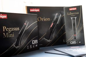 Haarschneidemaschinen: Präzision aus Herzogenbuchsee Mit haarigen Herausforderungen kennt sich die Heiniger AG aus. Seit 2023 bietet das weltweit tätige Familienunternehmen mit seiner „Intergalactic Collection“ auch eine Profi-Serie von Haarschneidemaschinen für Barber und Coiffeure an. Selbstverständlich „made in Switzerland“!