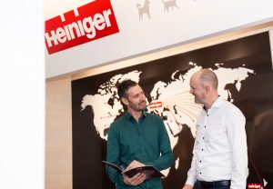 Haarschneidemaschinen: Präzision aus Herzogenbuchsee Mit haarigen Herausforderungen kennt sich die Heiniger AG aus. Seit 2023 bietet das weltweit tätige Familienunternehmen mit seiner „Intergalactic Collection“ auch eine Profi-Serie von Haarschneidemaschinen für Barber und Coiffeure an. Selbstverständlich „made in Switzerland“!