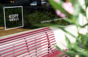 Glückliche Fügung | Coiffure Kopfstand, Bern David von Graffenried ist im Berner Obstberg-Quartier fest verwurzelt und hat dort kürzlich seinen dritten „Kopfstand“-Salon eröffnet.