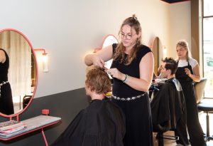 Glückliche Fügung | Coiffure Kopfstand, Bern David von Graffenried ist im Berner Obstberg-Quartier fest verwurzelt und hat dort kürzlich seinen dritten „Kopfstand“-Salon eröffnet.