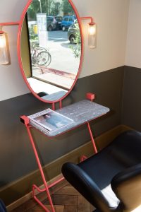 Glückliche Fügung | Coiffure Kopfstand, Bern David von Graffenried ist im Berner Obstberg-Quartier fest verwurzelt und hat dort kürzlich seinen dritten „Kopfstand“-Salon eröffnet.