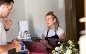 Glückliche Fügung | Coiffure Kopfstand, Bern David von Graffenried ist im Berner Obstberg-Quartier fest verwurzelt und hat dort kürzlich seinen dritten „Kopfstand“-Salon eröffnet.