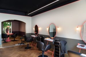 Glückliche Fügung | Coiffure Kopfstand, Bern David von Graffenried ist im Berner Obstberg-Quartier fest verwurzelt und hat dort kürzlich seinen dritten „Kopfstand“-Salon eröffnet.