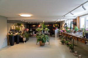 Sag es durch die Blume | RIEDO coiffure & floristic Marc und Jan Riedo konnten in ihrem neuen Ladenlokal in Laupen aus dem Vollen schöpfen - dank sagenhaften 430 Quadratmetern.