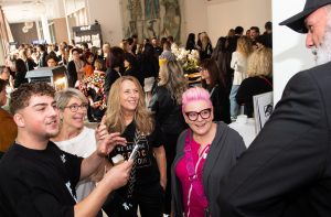 #onebigfamily: Keune Day in Davos Gemeinsam lernen, gemeinsam vorankommen und dabei Spass haben – mit diesem Dreiklang ist Keune Haircosmetics Schweiz seit 24 Jahren erfolgreich am Markt unterwegs. Inbegriff dieser Philosophie sind die Keune Days, die traditionsgemäss in Davos stattfinden.