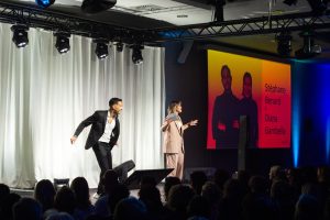 #onebigfamily: Keune Day in Davos Gemeinsam lernen, gemeinsam vorankommen und dabei Spass haben – mit diesem Dreiklang ist Keune Haircosmetics Schweiz seit 24 Jahren erfolgreich am Markt unterwegs. Inbegriff dieser Philosophie sind die Keune Days, die traditionsgemäss in Davos stattfinden.