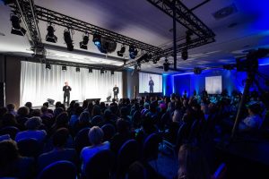 #onebigfamily: Keune Day in Davos Gemeinsam lernen, gemeinsam vorankommen und dabei Spass haben – mit diesem Dreiklang ist Keune Haircosmetics Schweiz seit 24 Jahren erfolgreich am Markt unterwegs. Inbegriff dieser Philosophie sind die Keune Days, die traditionsgemäss in Davos stattfinden.