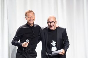 #onebigfamily: Keune Day in Davos Gemeinsam lernen, gemeinsam vorankommen und dabei Spass haben – mit diesem Dreiklang ist Keune Haircosmetics Schweiz seit 24 Jahren erfolgreich am Markt unterwegs. Inbegriff dieser Philosophie sind die Keune Days, die traditionsgemäss in Davos stattfinden.