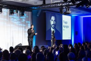 #onebigfamily: Keune Day in Davos Gemeinsam lernen, gemeinsam vorankommen und dabei Spass haben – mit diesem Dreiklang ist Keune Haircosmetics Schweiz seit 24 Jahren erfolgreich am Markt unterwegs. Inbegriff dieser Philosophie sind die Keune Days, die traditionsgemäss in Davos stattfinden.