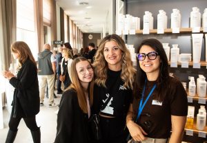 #onebigfamily: Keune Day in Davos Gemeinsam lernen, gemeinsam vorankommen und dabei Spass haben – mit diesem Dreiklang ist Keune Haircosmetics Schweiz seit 24 Jahren erfolgreich am Markt unterwegs. Inbegriff dieser Philosophie sind die Keune Days, die traditionsgemäss in Davos stattfinden.