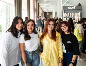 #onebigfamily: Keune Day in Davos Gemeinsam lernen, gemeinsam vorankommen und dabei Spass haben – mit diesem Dreiklang ist Keune Haircosmetics Schweiz seit 24 Jahren erfolgreich am Markt unterwegs. Inbegriff dieser Philosophie sind die Keune Days, die traditionsgemäss in Davos stattfinden.