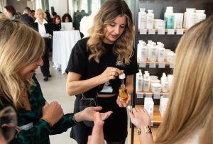 #onebigfamily: Keune Day in Davos Gemeinsam lernen, gemeinsam vorankommen und dabei Spass haben – mit diesem Dreiklang ist Keune Haircosmetics Schweiz seit 24 Jahren erfolgreich am Markt unterwegs. Inbegriff dieser Philosophie sind die Keune Days, die traditionsgemäss in Davos stattfinden.