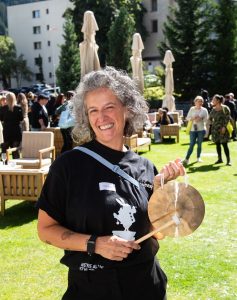 #onebigfamily: Keune Day in Davos Gemeinsam lernen, gemeinsam vorankommen und dabei Spass haben – mit diesem Dreiklang ist Keune Haircosmetics Schweiz seit 24 Jahren erfolgreich am Markt unterwegs. Inbegriff dieser Philosophie sind die Keune Days, die traditionsgemäss in Davos stattfinden.