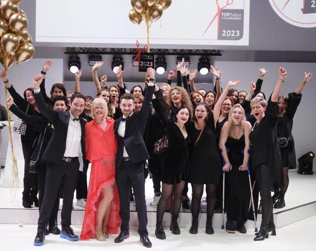 Endspurt für TOP Salon – The Challenge 2026: Bewerbungsfrist endet am 6. Oktober TOP Salon, dieser einzige unabhängige Wettbewerb der Branche, ist DIE Challenge für alle Coiffeurunternehmer*innen aus der Schweiz, Deutschland und Österreich. Zeigen Sie der Branche, was in Ihnen steckt!