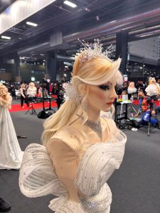 OMC Hairworld Paris: Erfolg für die Schweizer Nationalmannschaft Von der OMC Hairworld – die am 14. und 15. September im Rahmen der Mondial Coiffure et Beauté in Paris stattfand - kehrte das fünfköpfige Schweizer Nationalteam unter Leitung von Enzo Di Giorgio mit mehreren Medaillen und dem zehnten Goldpokal in der Teamwertung zurück. Wir gratulieren!