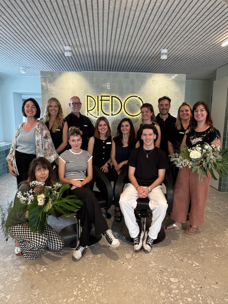 Sag es durch die Blume | RIEDO coiffure & floristic Marc und Jan Riedo konnten in ihrem neuen Ladenlokal in Laupen aus dem Vollen schöpfen - dank sagenhaften 430 Quadratmetern.