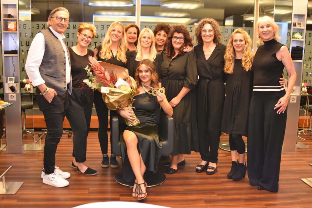OMC Hairworld Paris: Erfolg für die Schweizer Nationalmannschaft Von der OMC Hairworld – die am 14. und 15. September im Rahmen der Mondial Coiffure et Beauté in Paris stattfand - kehrte das fünfköpfige Schweizer Nationalteam unter Leitung von Enzo Di Giorgio mit mehreren Medaillen und dem zehnten Goldpokal in der Teamwertung zurück. Wir gratulieren!