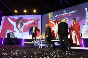 OMC Hairworld Paris: Erfolg für die Schweizer Nationalmannschaft Von der OMC Hairworld – die am 14. und 15. September im Rahmen der Mondial Coiffure et Beauté in Paris stattfand - kehrte das fünfköpfige Schweizer Nationalteam unter Leitung von Enzo Di Giorgio mit mehreren Medaillen und dem zehnten Goldpokal in der Teamwertung zurück. Wir gratulieren!
