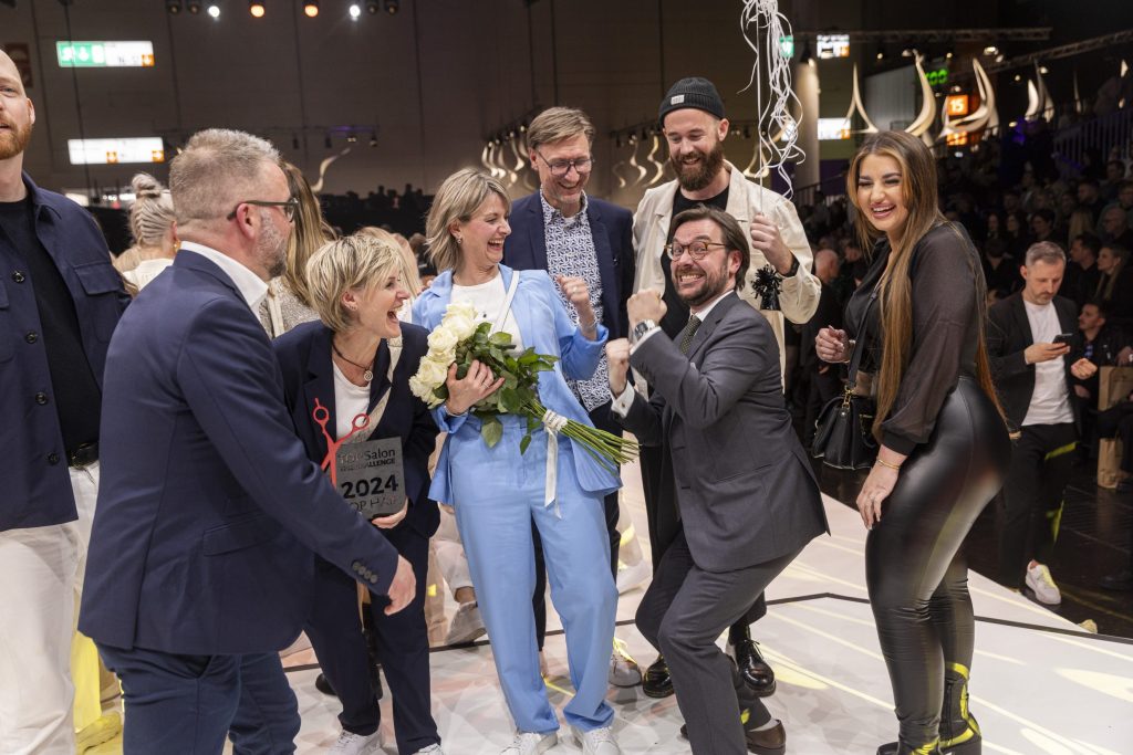 Michael Villinger von La Biosthétique jubelt mit dem Fuchs Hairteam auf der grossen Showbühne in Düsseldorf. Foto: La Biosthétique
