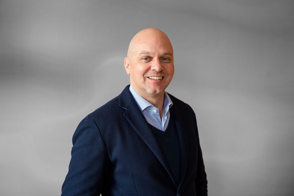 Great Lengths DACH: Wechsel in der Geschäftsführung 1 Great Lengths DACH: Wechsel in der Geschäftsführung Nach drei erfolgreichen Jahrzehnten an der Spitze von Great Lengths DACH gibt Anita Lafer zum 31. Oktober 2025 die Geschäftsführung ab. Sie zieht sich aus privaten Gründen und auf eigenen Wunsch aus dem operativen Geschäft zurück, bleibt dem Unternehmen jedoch weiterhin als Gesellschafterin verbunden.