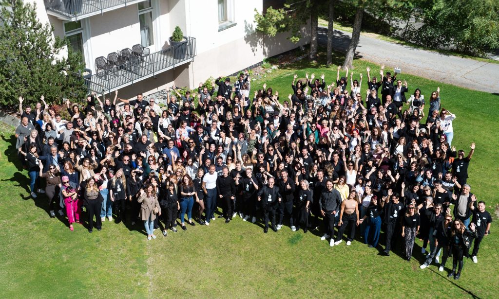 #onebigfamily: Keune Day in Davos Gemeinsam lernen, gemeinsam vorankommen und dabei Spass haben – mit diesem Dreiklang ist Keune Haircosmetics Schweiz seit 24 Jahren erfolgreich am Markt unterwegs. Inbegriff dieser Philosophie sind die Keune Days, die traditionsgemäss in Davos stattfinden.