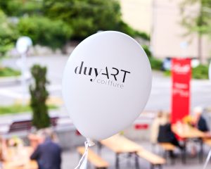 20 Jahre „DuyArt Coiffure“ in Zürich Zeynep Duyar fing bei null an und nennt heute einen eleganten Salon mit sechs Beschäftigten ihr Eigen. Als Dankeschön feierte sie in der „Bindella Vinoteca“ in Höngg mit Freunden und Kunden ein ausgelassenes Jubiläumsfest.