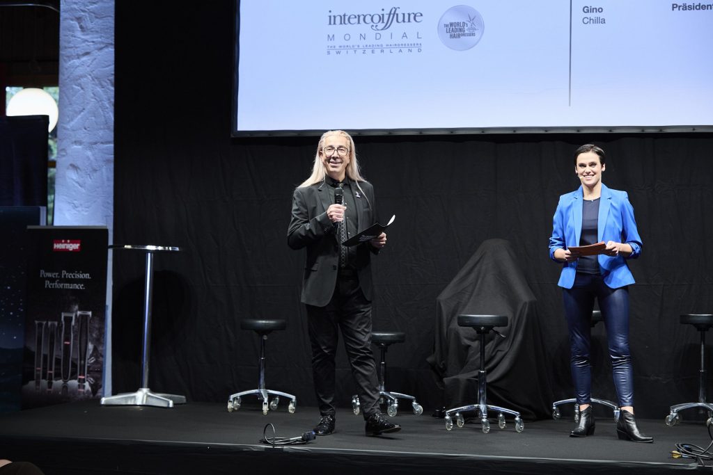 Intercoiffure Suisse: Erfolgreicher „Tag der Branche“ in Zürich Eine geballte Ladung Gemeinschaftsgefühl, Austausch und Inspiration vermittelte der „Tag der Branche“. Rund 500 Gäste strömten am 27. Oktober ins Albisgütli und verbanden Business und Geselligkeit. Das Branchenevent, das Intercoiffure Suisse bereits im siebten Jahr in Folge gemeinsam mit Industriepartnern und Sponsoren organisierte, hiess alle Interessierten herzlich willkommen – ob Mitglied oder nicht.