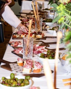 20 Jahre „DuyArt Coiffure“ in Zürich Zeynep Duyar fing bei null an und nennt heute einen eleganten Salon mit sechs Beschäftigten ihr Eigen. Als Dankeschön feierte sie in der „Bindella Vinoteca“ in Höngg mit Freunden und Kunden ein ausgelassenes Jubiläumsfest.