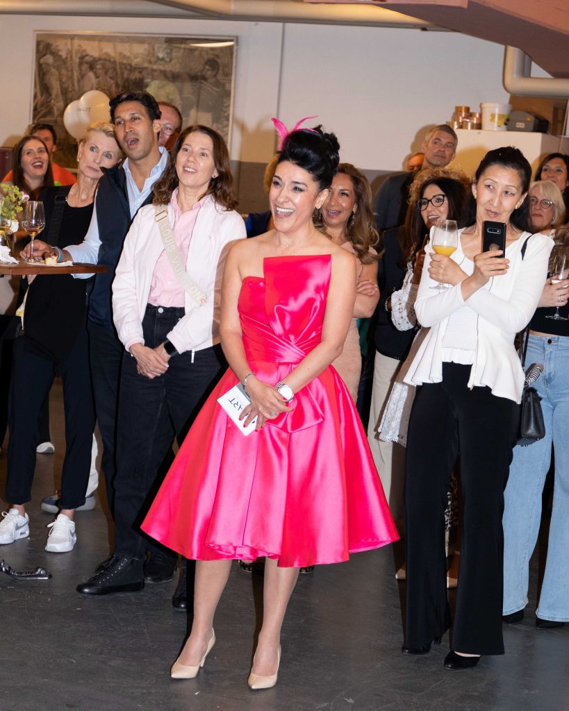 20 Jahre „DuyArt Coiffure“ in Zürich Zeynep Duyar fing bei null an und nennt heute einen eleganten Salon mit sechs Beschäftigten ihr Eigen. Als Dankeschön feierte sie in der „Bindella Vinoteca“ in Höngg mit Freunden und Kunden ein ausgelassenes Jubiläumsfest.