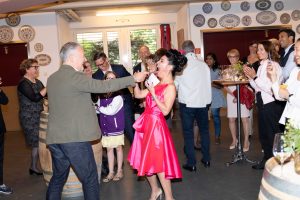 20 Jahre „DuyArt Coiffure“ in Zürich Zeynep Duyar fing bei null an und nennt heute einen eleganten Salon mit sechs Beschäftigten ihr Eigen. Als Dankeschön feierte sie in der „Bindella Vinoteca“ in Höngg mit Freunden und Kunden ein ausgelassenes Jubiläumsfest.