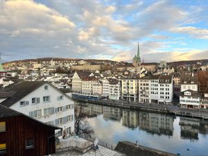 Frauenpower, Austausch, Geselligkeit – „Suisse Femme Intercoiffure“ unterwegs in Zürich Sichtlich Spass hatten die Teilnehmerinnen beim jüngsten Treffen von „Swiss Femme Intercoiffure“ am 17. November in Zürich. 