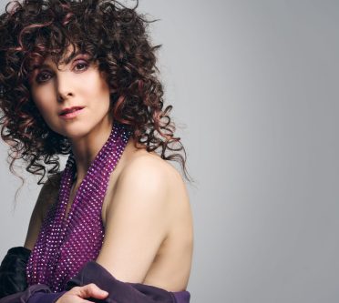 Ein gestufter Schnitt mit definierten Locken von Intercoiffure Mondial.