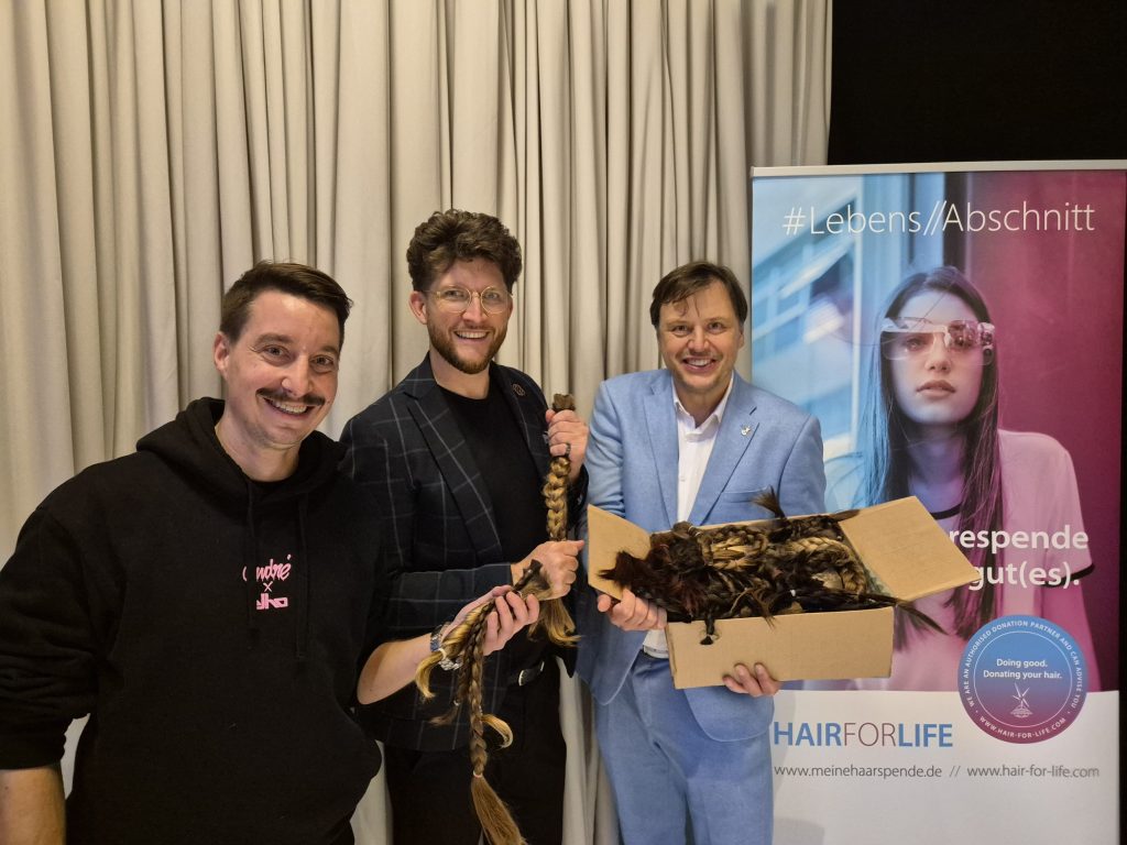 Die Initiative „Hair for Life Schweiz“ macht Haarspenden für Perücken hierzulande einfacher 1 Die Initiative „Hair for Life Schweiz“ macht Haarspenden für Perücken hierzulande einfacher Bislang mussten „Hair for Life“-Haarspenden nach Deutschland verschickt werden – ein aufwendiger Prozess mit Zoll- und Versandhürden. Ab sofort können Schweizer*innen ihre Haarspenden direkt im Land abgeben.