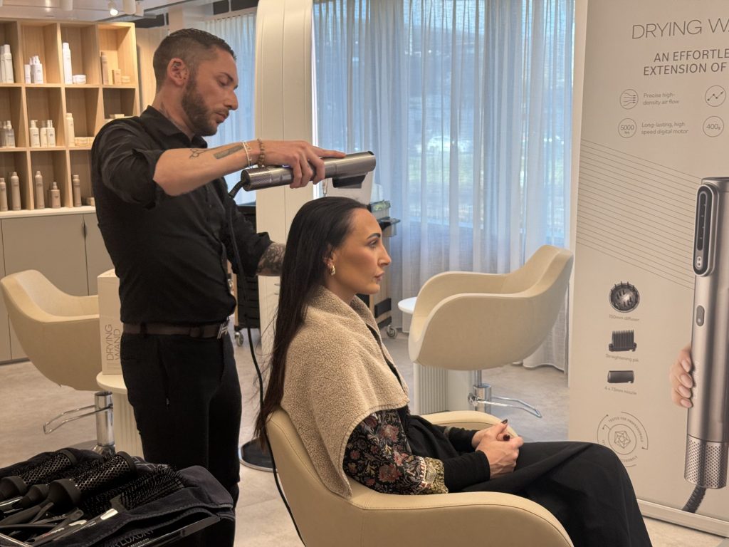 BaBylissPro lanciert den innovativen Haartrockner „Drying Wand“ Haare trocknen neu gedacht lautet die Ansage bei BaBylissPro. Der „Drying Wand“ ist ein professioneller Haartrockner mit ungewöhnlicher Form. Schmal, handlich und langgestreckt wird er nicht umsonst als „natürliche Verlängerung des Arms“ bezeichnet. 