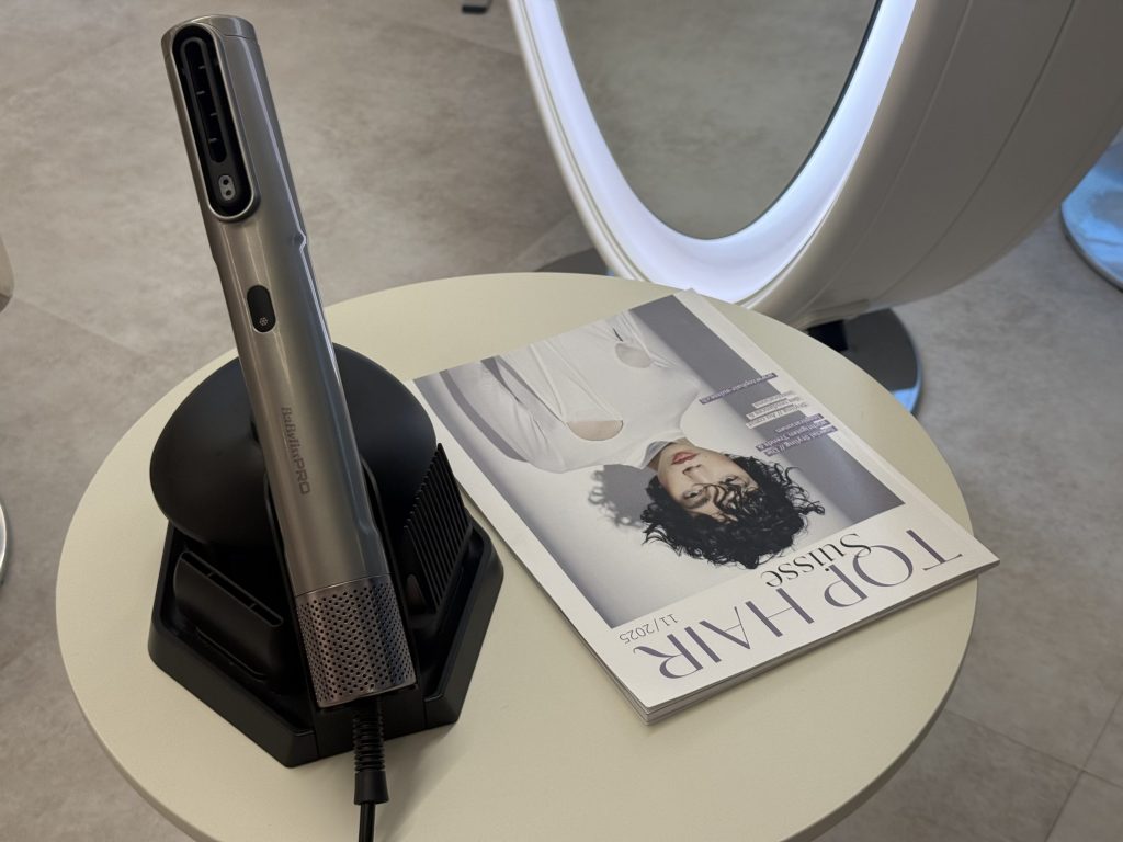 BaBylissPro lanciert den innovativen Haartrockner „Drying Wand“ Haare trocknen neu gedacht lautet die Ansage bei BaBylissPro. Der „Drying Wand“ ist ein professioneller Haartrockner mit ungewöhnlicher Form. Schmal, handlich und langgestreckt wird er nicht umsonst als „natürliche Verlängerung des Arms“ bezeichnet. 