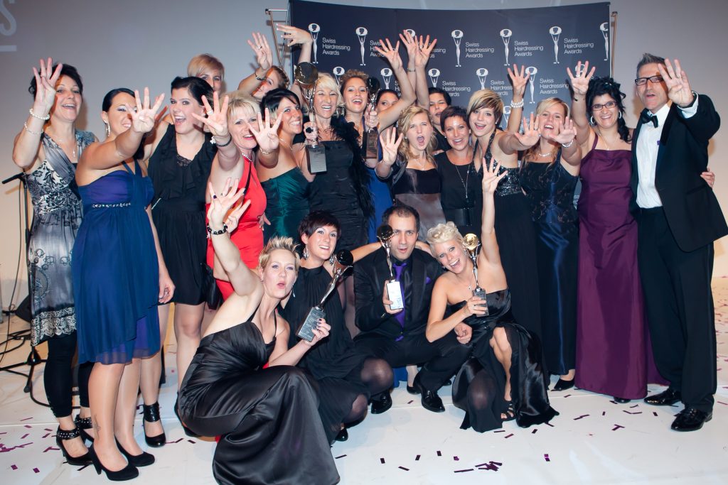 Unternehmerin mit Herz und Leidenschaft: Theres Dätwyler Die Siege bei den Swiss Hairdressing Awards gehören zu den vielen Sternstunden, die Theres Dätwylers beruflichen Werdegang krönen. Seit 47 Jahren ist die Coiffeurunternehmerin aus dem Glarnerland mit Qualität, Nachwuchsförderung und ganz viel Herz im Einsatz, um das Image ihres geliebten Berufs zu stärken.