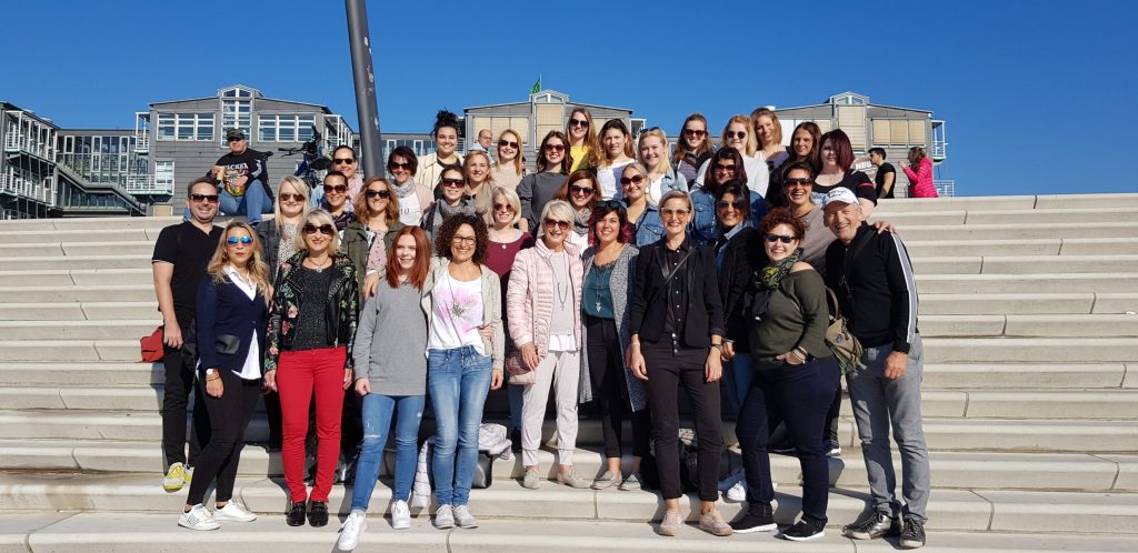 Unternehmerin mit Herz und Leidenschaft: Theres Dätwyler Die Siege bei den Swiss Hairdressing Awards gehören zu den vielen Sternstunden, die Theres Dätwylers beruflichen Werdegang krönen. Seit 47 Jahren ist die Coiffeurunternehmerin aus dem Glarnerland mit Qualität, Nachwuchsförderung und ganz viel Herz im Einsatz, um das Image ihres geliebten Berufs zu stärken.