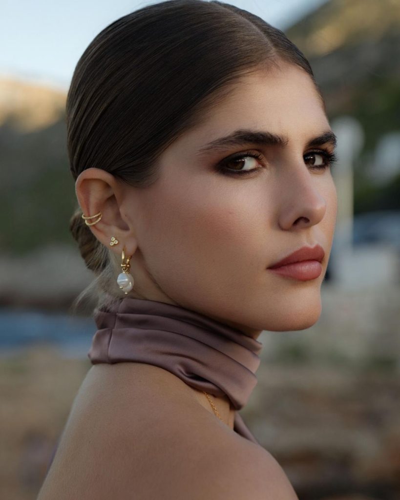 ANZEIGE - MEHR GLANZ, REICHWEITE & ZUSATZUMSATZ IM SALON MIT ELLENOE ellenoe bietet Salons eine einfache Möglichkeit, sofort Zusatzumsatz zu erzielen – ganz ohne Investitionskosten. Zeitloser Schmuck, persönliche Lieferung, platzsparendes Merchandising und zusätzliche Reichweite durch unser Marketing: Entdecken Sie, wie Ihr Salon davon profitieren kann.