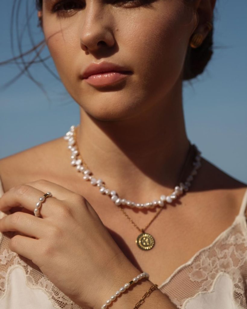 ANZEIGE - MEHR GLANZ, REICHWEITE & ZUSATZUMSATZ IM SALON MIT ELLENOE ellenoe bietet Salons eine einfache Möglichkeit, sofort Zusatzumsatz zu erzielen – ganz ohne Investitionskosten. Zeitloser Schmuck, persönliche Lieferung, platzsparendes Merchandising und zusätzliche Reichweite durch unser Marketing: Entdecken Sie, wie Ihr Salon davon profitieren kann.