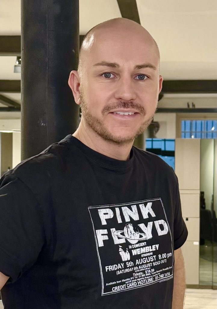 Ausbildung: Umdenken ist gefragt Wie finden Ausbildner und die Generationen Z und Alpha zueinander? Vier Coiffeurunternehmer*innen berichten aus der Praxis: Was sie in ihren Geschäften umgestellt haben und was besonders gut funktioniert, um Erfolgserlebnisse zu schaffen und junge Talente zu motivieren.