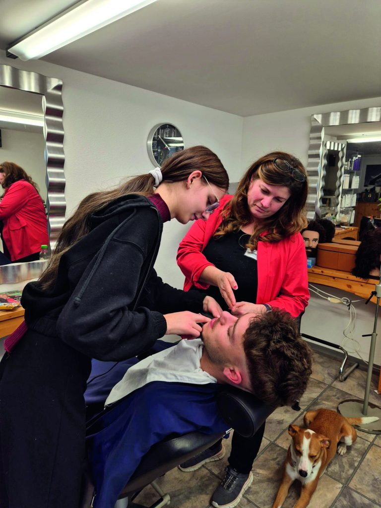 Ausbildung: Umdenken ist gefragt Wie finden Ausbildner und die Generationen Z und Alpha zueinander? Vier Coiffeurunternehmer*innen berichten aus der Praxis: Was sie in ihren Geschäften umgestellt haben und was besonders gut funktioniert, um Erfolgserlebnisse zu schaffen und junge Talente zu motivieren.